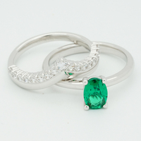 Dos Anillos, Una Historia |   Anillo de Oro de 18K con Diamante de Corte Ovalado de 0.65ct, Solitario con Banda en V y Engaste de Garras |   Colección de Compromiso