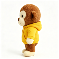 Peluche singe marron vêtu d'un sweat à capuche jaune vif, animal en peluche décontracté de dessin animé, adorable peluche singe
