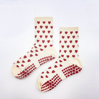 Chaussettes de Pilates antidérapantes personnalisées avec logo cœur - Chaussettes de yoga blanches avec grip à points rouges pour usage quotidien en automne
