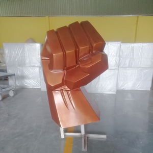Escultura de Puño en Plástico Reforzado con Fibra de Vidrio, Figura Decorativa Moderna Artística de Resina para Montaje en Suelo - Product Image 1