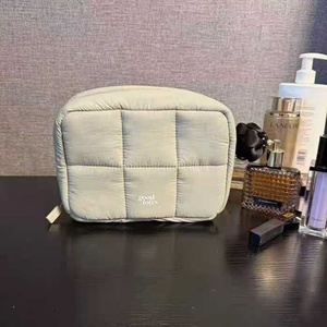 Sac cosmétique imperméable en coton matelassé avec diamants sacs de rangement pour maquillage et broderie personnalisés en nylon pour voyage mode femme homme - Product Image 1