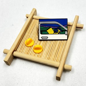 Insignes personnalisés en émail doux animal avec police de machine à écrire vintage de type imprimé et carte arrière magnétique pour un style rétro minimaliste - Product Image 1