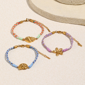 Pulsera de Cuerda de Algodón Trenzada Estilo Boho Hecha a Mano con Dije de Concha de Caracol y Flor de Acero Inoxidable Chapado en Oro de 18K, Joyería de Playa para Mujer - Product Image 1