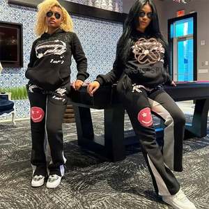 Sweat-shirt à capuche court avec logo personnalisé OEM Jogger Ensemble 2 pièces Streetwear oversize pour femmes Ensemble pantalon de survêtement à col à capuche - Product Image 3