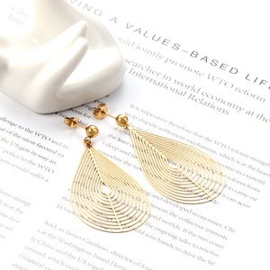 Boucles d'oreilles créoles grandes en acier inoxydable plaqué or 18 carats PVD, bijoux en acier chirurgical, boucles d'oreilles pendantes - Product Image 1