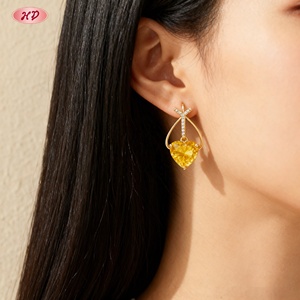 ต่างหูเพชรทรงหยดน้ำสีเหลืองจากเฮงเตี้ยน จิวเวลรี่ ชุบทอง 18K ผลิตจากทองเหลือง ขายส่ง ผู้ผลิต MOQ12 เครื่องประดับสำหรับผู้หญิงสำหรับงานเดทและงานปาร์ตี้ - Product Image 4