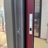 Fenêtre à battant en verre trempé à ouverture verticale en bois recouvert d'aluminium sur mesure de haute qualité avec un design moderne pour salle de bain