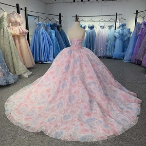 ชุดราตรีงาน Quinceanera รุ่น Dy6993 สีชมพูลายดอกไม้ แบบเกาะอก คอรูปหัวใจ ประดับกลิตเตอร์ กระโปรงบานระบายชายระบาย  พร้อมชายกระโปรงสั้นแบบ Train ยี่ห้อ Jancember - Product Image 4
