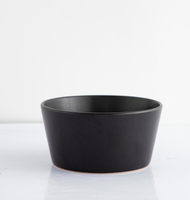Ensemble de vaisselle en céramique noire mate durable, réutilisable et écologique pour la restauration et l'hôtellerie, compatible micro-ondes