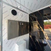 Cabine de toilettes modulaire portable en panneaux GRP avec revêtement de sol imitation bois pour les zones de terrasses de piscine et les clients des centres aquatiques