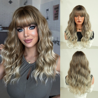 Peluca de Cabello Sintético de 22 Pulgadas, Ondulado Largo con Flequillo Recto, Color Ombre Marrón Ceniza con Raíces Platinadas, Fibra Resistente al Calor, Aspecto Natural