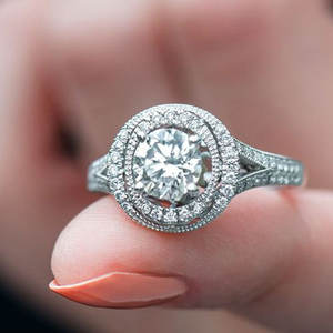 Anello di fidanzamento da donna F1666 in oro bianco con diamante naturale taglio brillante rotondo colore D e montatura a halo - Product Image 1