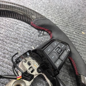 Volant de voiture en cuir et fibre de carbone cousu à la main de qualité OEM YLD pour Toyota LC300 Land Cruiser Camry Hiace Hilux Corolla - Product Image 6