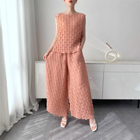 En stock : Ensemble d'été plissé Miyake 2 pièces élégant, comprenant un haut court sans manches uni à texture tissée 3D et un pantalon ample à jambes larges