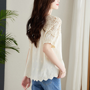 Chemisier brodé en pur coton pour femme, col feuille de lotus, ajouré, couleur abricot, élégant et unique, manches courtes, collection 2026 - Product Image 4