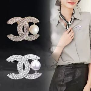 Broche de Perlas y Diamantes de Imitación Chapado en Oro para Mujer, Diseño de Letra C, Accesorio de Moda para Vestidos de Boda, Compromiso y Uso Diario - Product Image 1