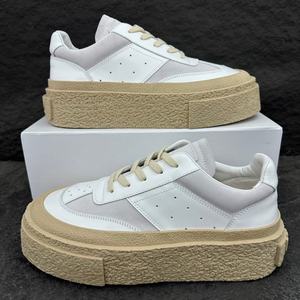 Chaussures de course tendance respirantes en cuir véritable avec semelle intermédiaire en caoutchouc pour hommes, blanches, à lacets, avec fonction rehaussement - Product Image 1