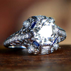 Anello in Cristallo Traforato per Donne, Tono Argento, Elegante Accessorio di Moda per Uso Quotidiano - Product Image 1