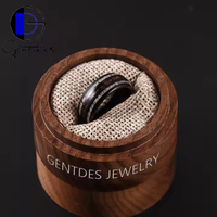 Gentdes Schmuck Personalisierte Ehering-Box Maßgefertigte Walnussholz-Ringbox Kundenspezifische Runde Box Großhandelsbox