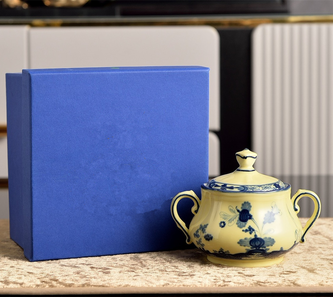 Yellow-sugar pot