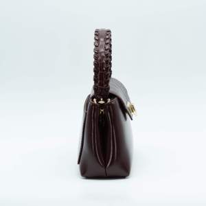 <span class=keywords><strong>Borsa</strong></span> a Tracolla Mini da <span class=keywords><strong>Donna</strong></span> in Pelle Goffrata Effetto Coccodrillo <span class=keywords><strong>Bordeaux</strong></span> con Manico Intrecciato e Chiusura Girevole Dorata Stile Retrò - Product Image 4