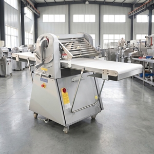 Machine à rouler la pâte électrique à réglage de largeur de 1 à 35 mm pour la pizzeria, la boulangerie et la pâtisserie, avec conception de laminoir à pâte réglable - Product Image 1