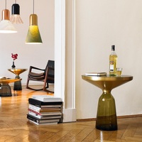 Table basse moderne de style nordique avec plateau en pierre frittée et base en verre pour salon
