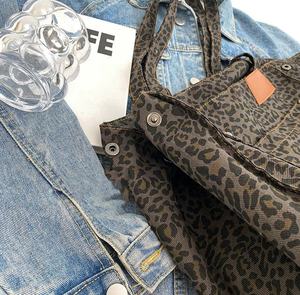 Bolso bandolera retro de lona con estampado de leopardo de nailon de gran capacidad para mujer - Product Image 4