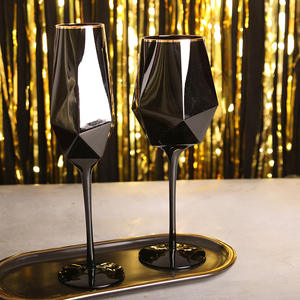 Conjunto de Taças de Vinho Geométricas Luxuosas em Preto com Pé Dourado em Forma de Diamante para Casamento e Festas - Product Image 6
