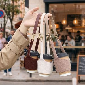 ที่ใส่แก้วกาแฟแบบขนเท็ดดี้ พร้อมหูหิ้ว PU ถอดออกได้ ปลอกหุ้มแก้วน้ำแบบพกพาสำหรับกิจกรรมกลางแจ้ง ที่ใส่แก้วกาแฟแบบขนนุ่ม - Product Image 1