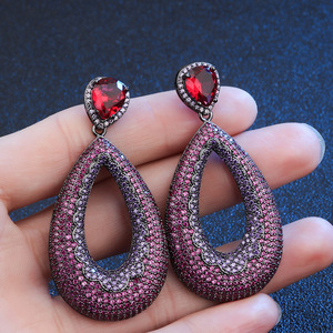 BD-E1364 Chic Boucles <span class=keywords><strong>d</strong></span>'oreilles pendantes longues et larges de luxe pour femmes, serties de pierres en zircone cubique rose chaud et violet, pour les fêtes et les mariages - Product Image 2