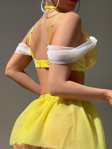 Ensemble de lingerie sexy pour femme : soutien-gorge en dentelle à épaules dénudées, string, mini-jupe en résille scintillante, porte-jarretelles à chaîne, collier ras-du-cou. Vente en gros. - Product Image 6