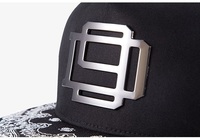 Casquette Snapback à bord plat avec logo en métal noir au design personnalisé
