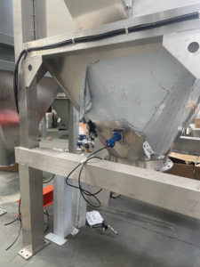 Station de déchargement de sacs en vrac de 1 à 2 tonnes, déchargeur de sacs volumineux sans poussière pour la manipulation de la farine, du sucre, de la poudre métallique, équipement de déchargement de sacs jumbo - Product Image 3