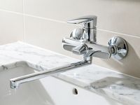 Robinet de douche mural en alliage de zinc chromé avec noyau en céramique, mitigeur bain-douche adapté aux salles de bain d'hôtels et d'appartements
