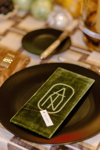 Detalles DE BODA personalizados Tarjeta de menús de cena con monograma de terciopelo de papel impreso para sus invitados Configuración de lugar - Product Image 2