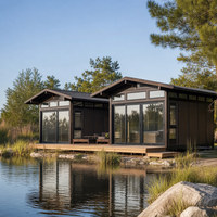 Maison-conteneur contemporaine avec structure en acier, fenêtres en verre et terrasse