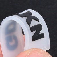 Étiquettes en caoutchouc PVC en gros, logo personnalisé 3D en relief, patchs en silicone souple semi-transparents pour vêtements
