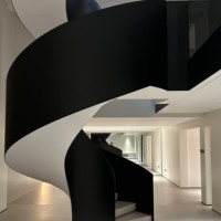 Escalier en colimaçon moderne en acier, design industriel noir et blanc, sûr et durable pour l'intérieur, choix gain de place pour les appartements loft