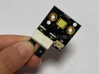 Puce de lumière de scène professionnelle 90W 7500-8000K LED blanche froide haute puissance pour lumière principale mobile et lampe DJ pour scène et performance