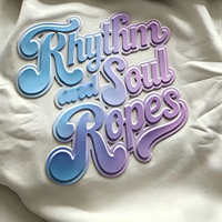 T-shirt personnalisé pour homme en coton biologique tricoté, coupe classique, couleur unie, respirant, avec logo gaufré et impression en relief OEM, respectueux de l'environnement