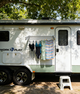 Tendedero Retráctil de 32 Pies y 80 CM para Uso en Exteriores en Autocaravanas, Tendedero Oculto para Secar Ropa en Autocaravanas, Línea de Lavandería para Viajes y Campamentos - Product Image 1