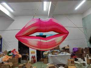 Modèle de lèvres et de bouche rouges gonflables, décoration suspendue pour la fête de la Saint-Valentin, scène - Product Image 2