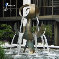 Fontaine d'eau en acier inoxydable moderne en forme de croissant Installation artistique pour la décoration de jardin Paysage extérieur Espace de vie