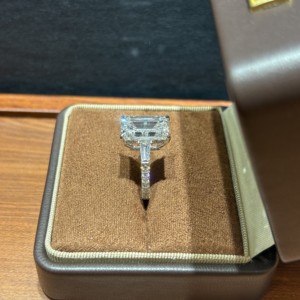 Anello con Diamante Sintetico Taglio Smeraldo IGI 3ct 5ct 9ct 10ct, Anello di Fidanzamento e Matrimonio di Lusso a Tre Pietre in <span class=keywords><strong>Oro</strong></span> 14k 18K per Donne - Product Image 5