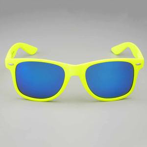 Vente en gros de lunettes de soleil UV400 avec logo personnalisé lentilles miroir jaune fluorescent bleu rouge vert violet plastique plage homologué CE - Product Image 1