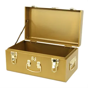 Coffre en métal jaune doré de luxe avec accessoires de serrure en or