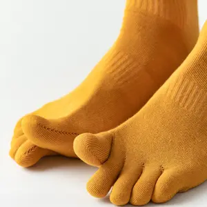 Calzini da uomo primavera ed estate a cinque dita sportivi traspiranti per sudare calze corte assorbenti in tinta unita con punta divisa