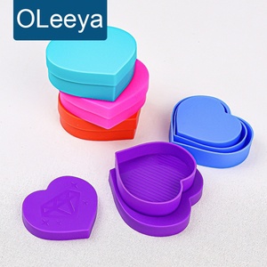 Oleeya – Lot de 3 plateaux en plastique colorés en forme de cœur pour la création de bijoux en strass et le nail art - Product Image 1