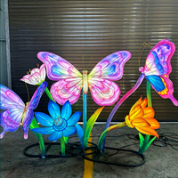Lanternes chinoises traditionnelles grandeur nature, papillons et fleurs lumineuses pour la décoration d'événements de parcs d'attractions